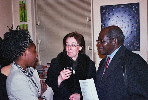 07 mars 2008 › Rhode Makoumbou en conversation avec l'écrivain congolais Cristophe Kambaji et son épouse.