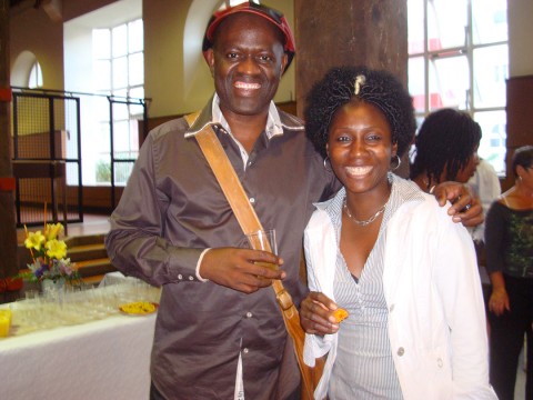 10 septembre 2009 › Rhode Makoumbou et l'écrivain Alain Mabanckou.