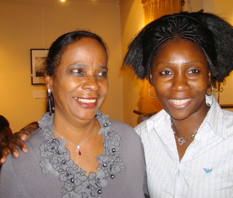 08 oktober 2009 › Rhode Makoumbou et l'écrivaine congolaise Emilie Flore Faignond.