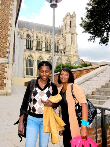 18 september 2010 › Rhode Makoumbou et la journaliste congolaise Carine Loubanzadio devant la célèbre cathédrale d'Amiens.