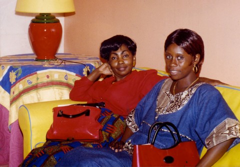15 avril 2003 › Rhode Makoumbou et la peintre congolaise Annie Moundzota.