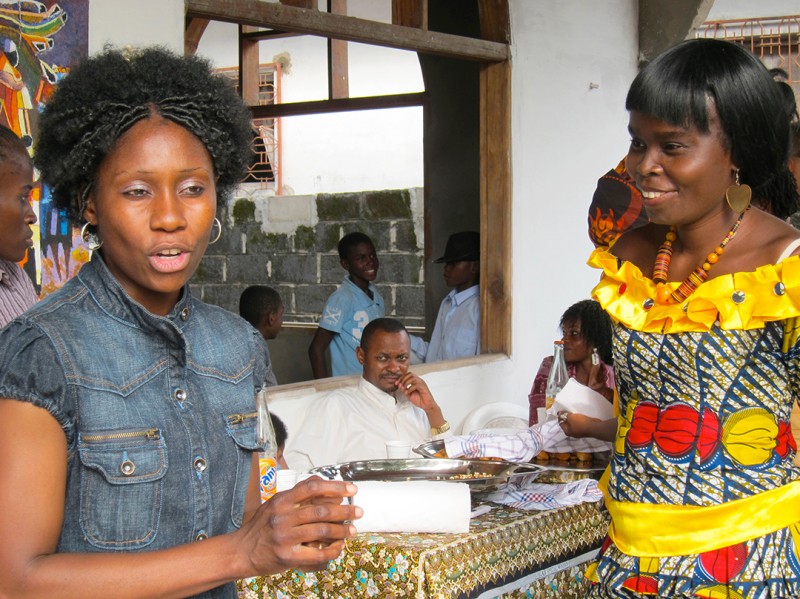 13 janvier 2010 › Rhode Makoumbou et la peintre Diane Miangounina (École de peinture de Poto-Poto).