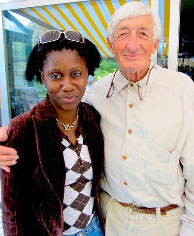 22 mei 2010 › Rhode Makoumbou et le sculpteur belge Olivier Strebelle.