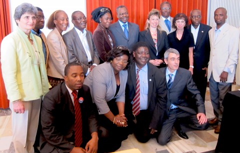 29 mei 2010 › Rhode Makoumbou et Luc Joseph Okio en compagnie de tous les orateurs et organisateurs de la «4ème Fête Genevoise des ONGs».