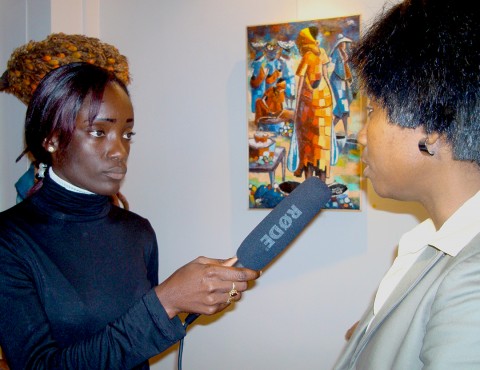 05 februari 2009 › Rhode Makoumbou interviewée par la journaliste des Dépêches de Brazzaville Désirée Hermione Ngoma.