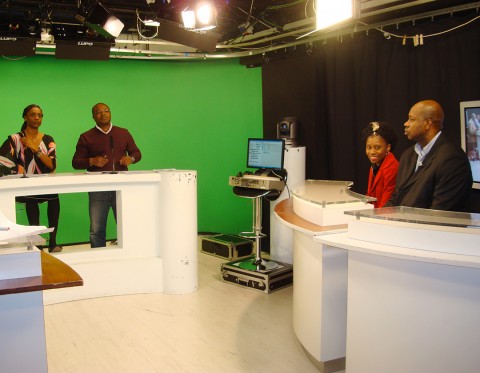 07 april 2009 › Rhode Makoumbou sur le plateau de l'émission «Afro Night» de 3A Télésud.