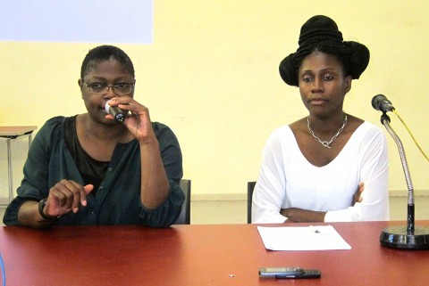 05 oktober 2013 › Sylvie Nawasadio et Rhode Makoumbou au cours d'un débat organisé par l'asbl Ntinou Massiya-Bxl.