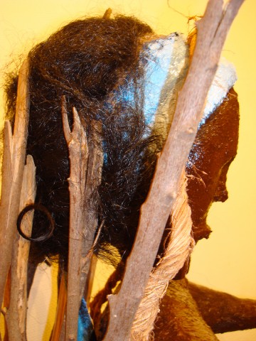 Rhode Makoumbou › Detail: «La porteuse d'eau et de bois» (2008)