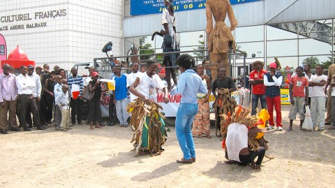 26 mars 2010 › Accompagnée par le groupe traditionnel «Diapason», Rhode Makoumbou anime l'arrivée de la caravane de son exposition itinérante «Trait-d'Union».