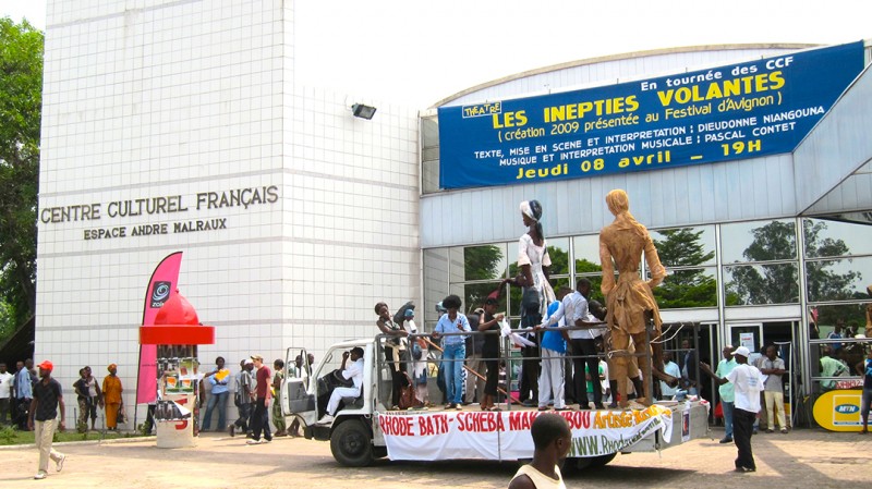 26 mars 2010 › Arrivée de la caravane de l'exposition itinérante «Trait-d'Union» de Rhode Makoumbou.