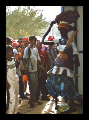 08 december 2005 › Des lycéens face à la sculpture de Rhode Makoumbou «Le retour des champs».