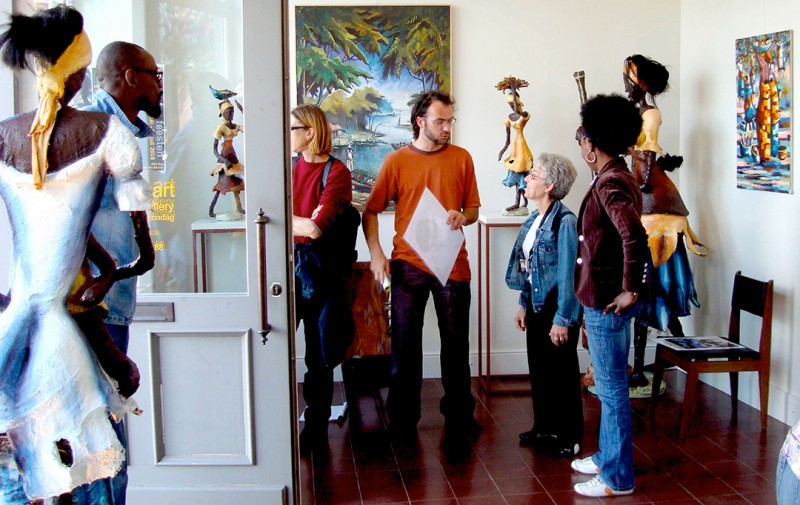 20 juli 2008 › Dirck Vercruysse accueille les visiteurs de l'exposition «Rhode Bath-Schéba Makoumbou - Schilderes/Beeldhouwster».
