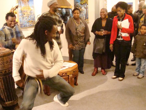 28 novembre 2009 › Exhibition de danse à la Galerie Lumières d'Afrique avec Steve Mavoungou.
