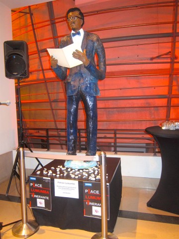 06 mars 2018 › Exposition à l'entrée du KVS de la sculpture de Rhode Makoumbou «Patrice Lumumba, le discours d'Indépendance du 30 juin 1960».