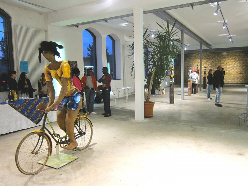 30 september 2011 › Expositon individuelle de Rhode Makoumbou présentée par l'association Akume. À gauche : la sculpture «Journée sans voiture».