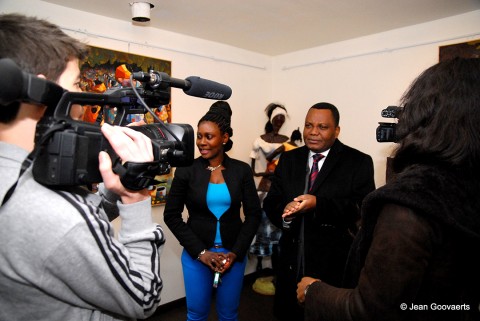 17 octobre 2012 › Jean-Claude Gakosso à l'exposition personnelle de Rhode Makoumbou organisée à la Maison Kuumba.
