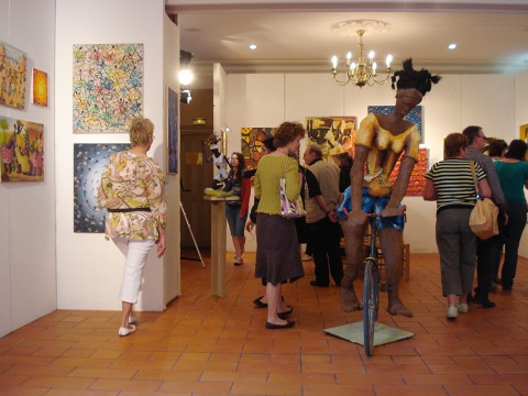 13 juin 2009 › «Journée sans voiture», sculpture de Rhode Makoumbou exposée au Château de Robersart.