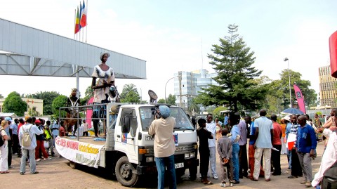 26 maart 2010 › L'exposition itinérante «Trait-d'Union» de Rhode Makoumbou sur l'esplanade du Centre Culturel Français.