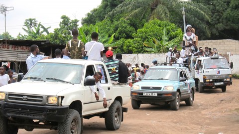 26 maart 2010 › La caravane de l'exposition itinérante «Trait-d'Union» traverse Mansimou, le quartier de Rhode Makoumbou.