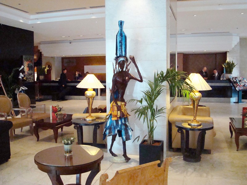 14 avril 2008 › «La porteuse d'eau et de bois», sculpture de Rhode Makoumbou exposée dans le salon de réception de l'Hôtel Hilton.