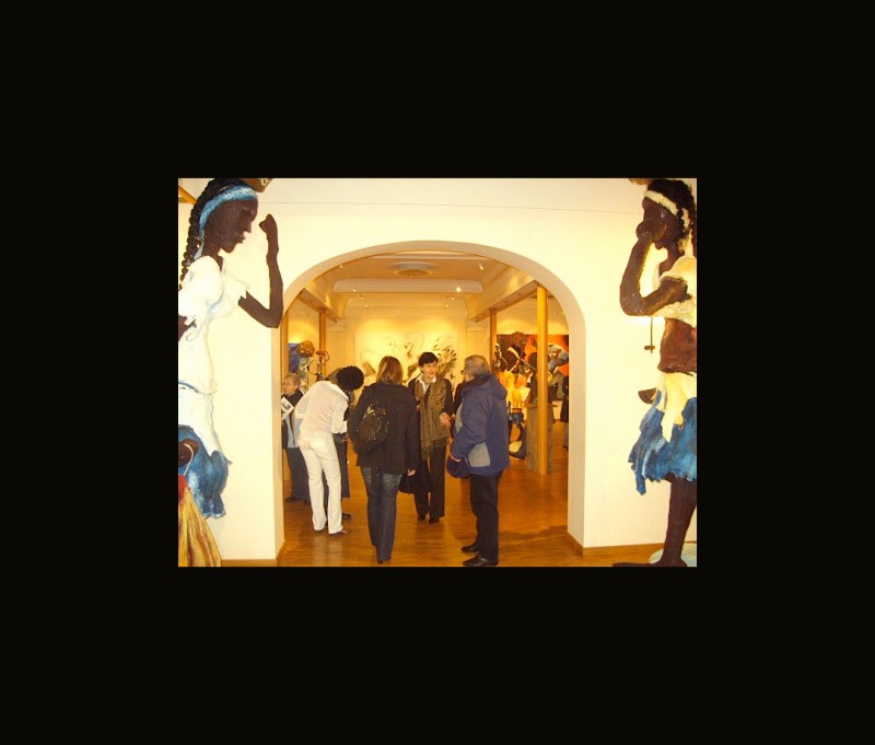 25 januari 2007 › «La porteuse d'eau» et «La porteuse de régime de noix de palme», sculptures présentées dans le cadre de l'exposition «Notre Temps».