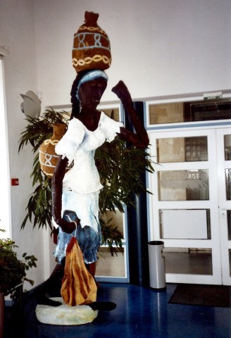 07 novembre 2006 › «La porteuse d'eau», sculpture de Rhode Makoumbou exposée à l'entrée de la Médiathèque Léon-Alègre.