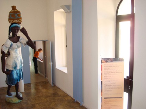 03 mai 2008 › «La porteuse d'eau», sculpture de Rhode Makoumbou exposée dans le hall d'accueil de la Médiathèque F. Mitterand.