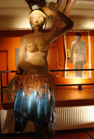 25 oktober 2007 › «La porteuse de bois», sculpture de Rhode Makoumbou exposée au Théâtre Marni.
