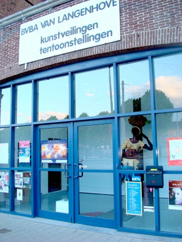 18 juli 2008 › «La porteuse de régime de noix de palme», sculpture exposée à l'entrée de la salle de vente publique Van Langenhove.