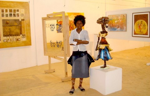 10 mai 2008 › «La porteuse de régime de noix de palmes», sculpture de Rhode Makoumbou exposée au Village des Arts.
