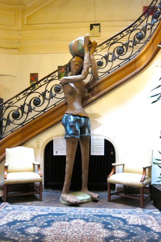 06 mai 2011 › La sculpture de Rhode Makoumbou «La porteuse d'eau» présentée à l'exposition collective «Les Femmes-Artistes Porteuses d'Eau».