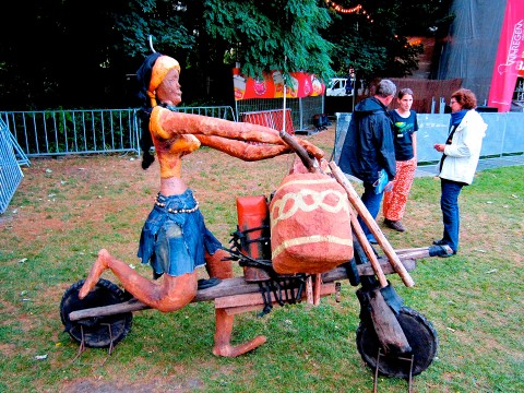29 août 2011 › La sculpture «La tchukudienne de Brazzaville» présentée au Festival Mabatobato par la Galerie Tse-Tse Art.