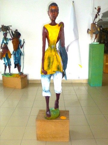 25 avril 2014 › «Le grand pêcheur», sculpture de Rhode Makoumbou exposée au Musée Galerie du Bassin du Congo.