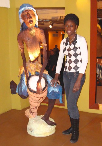 25 octobre 2007 › «Le joueur de tam-tam», sculpture de Rhode Makoumbou exposée au Théâtre Marni.