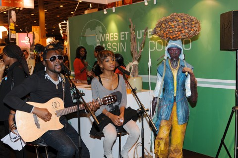 26 mars 2010 › «Le malafoutier», sculpture de Rhode Makoumbou exposée au Salon du Livre de Paris.