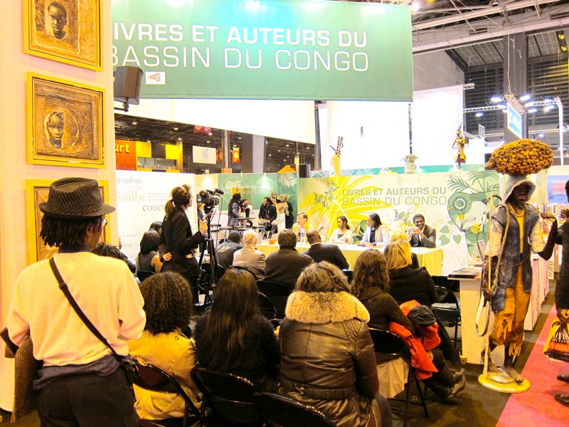 19 maart 2011 › «Le malafoutier», sculpture de Rhode Makoumbou exposée au Salon du Livre de Paris.