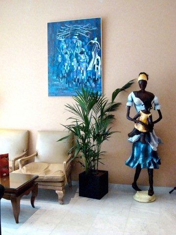 14 avril 2008 › «Le polygame» (peinture) et «L'allaitement» (sculpture), deux oeuvres de Rhode Makoumbou exposées à l'Hôtel Hilton.