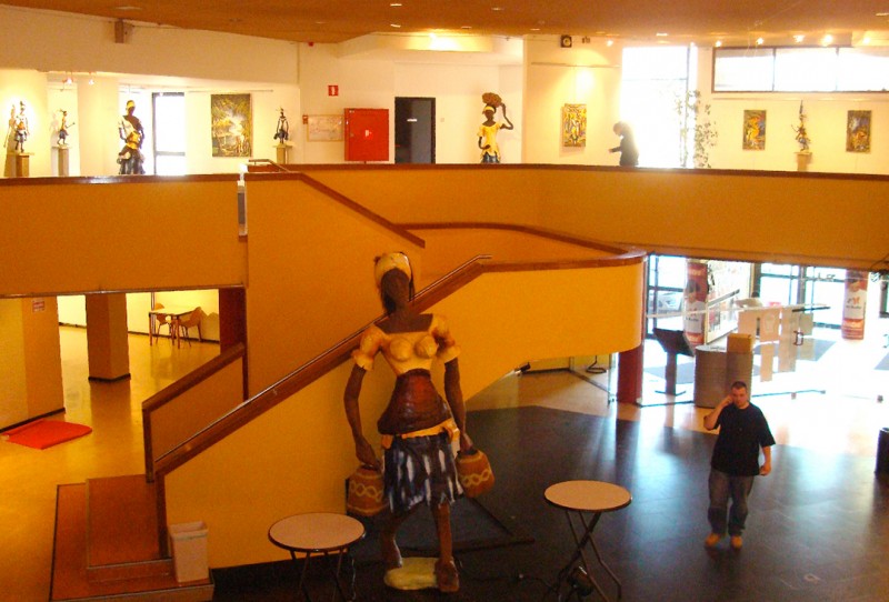 04 maart 2009 › «Le retour des champs», sculpture Rhode Makoumbou exposée au Centre Culturel de Seraing.