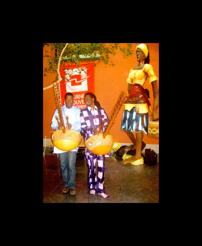 05 oktober 2008 › Les musiciens sénégalais Sadio et Bao Cissokho devant la sculpture de Rhode Makoumbou «Le retour des champs».
