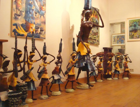 05 april 2008 › Les oeuvres de Rhode Makoumbou prêtes au départ pour une exposition.