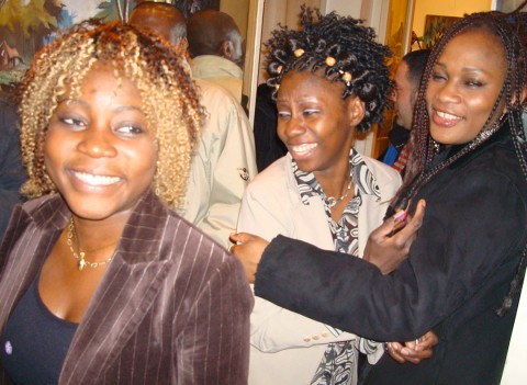 07 mars 2008 › Leticia Mahoungou Crolle et Rhode Makoumbou en compagnie de Fayila Boendi à la Galerie Marc Dengis.