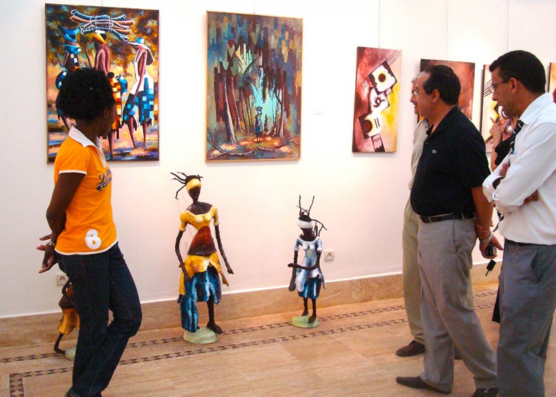 30 juli 2008 › M. Benchirh (secrétaire général du Wali de la ville) découvre les oeuvres de Rhode Makoumbou exposées à la «Galerie d'Art».