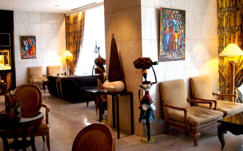 14 april 2008 › Peintures et sculptures de Rhode Makoumbou exposées dans le salon de réception de l'Hôtel Hilton.