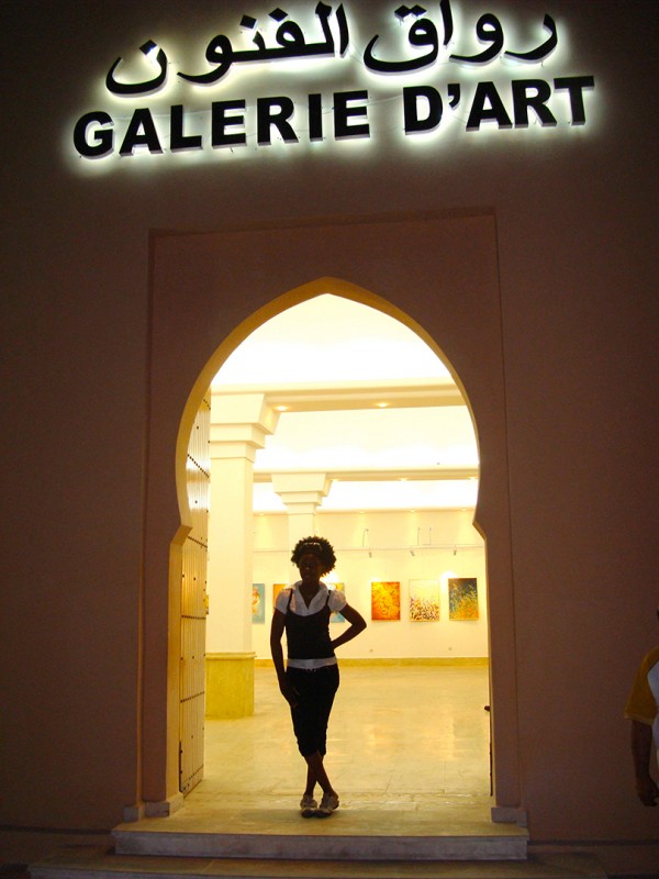 30 juillet 2008 › Rhode Makoumbou à l'entrée de la «Galerie d'Art», salle d'exposition du «2ème Festival Maghrébin d'Arts Plastiques».