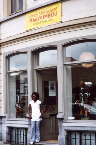 14 juli 2007 › Rhode Makoumbou à l'entrée de la Galerie Tse-Tse.