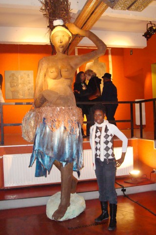 25 oktober 2007 › Rhode Makoumbou au Théâtre Marni, à côté de sa sculpture «La porteuse de bois».