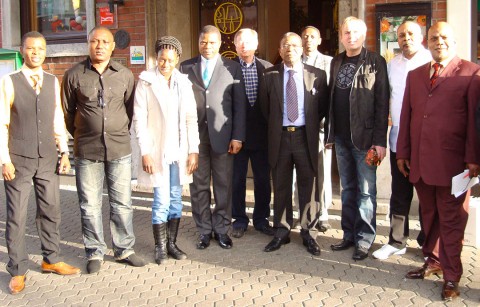 12 januari 2008 › Rhode Makoumbou avec l'Ambassadeur du Congo-RDC et les membres de l'association congolaise Fodkas.