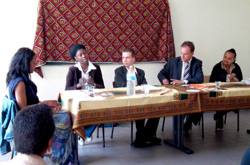 21 juin 2008 › Rhode Makoumbou dans un débat réunissant des responsables communaux et des organisations féminines africaines.