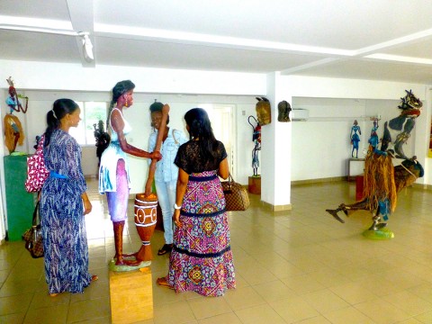 25 avril 2014 › Rhode Makoumbou en conversation avec deux visiteuses au Musée Galerie du Bassin du Congo.