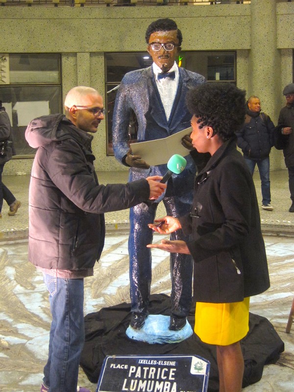 21 janvier 2018 › Rhode Makoumbou interviewée dans la Galerie Ravenstein après la présentation en public de sa sculpture «Patrice Lumumba (...)».